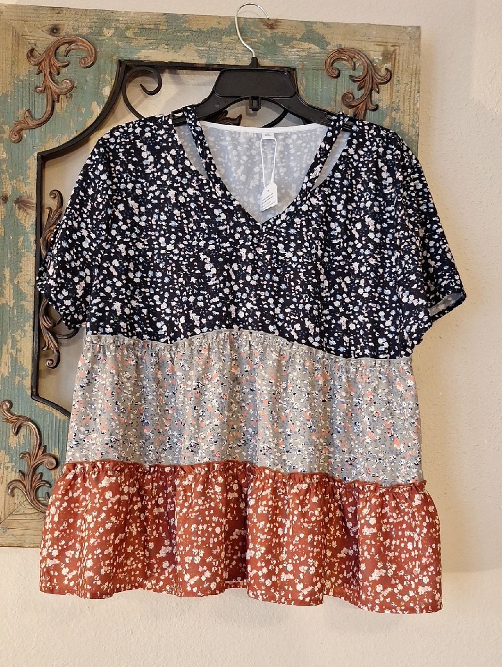 Colorblock Tiered V-Neck Blouse in Navy, Light Gray and Rust. NWT Size XXL